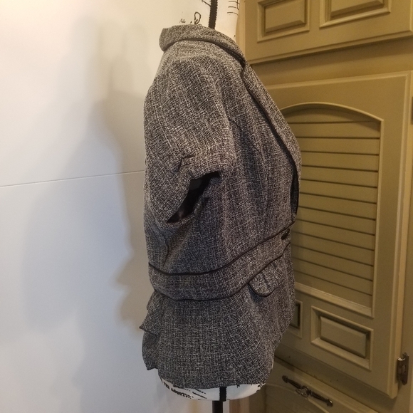 Charlotte Russe Short Sleeve Blazer - Picture 4 of 9